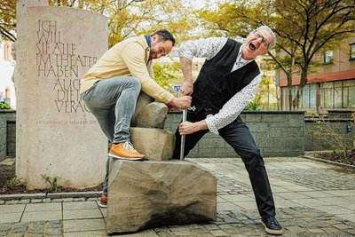 Generalmusikdirektor Leo Siberski und Operndirektor Horst Kupich versuchen mit aller Kraft ihr Glück. 