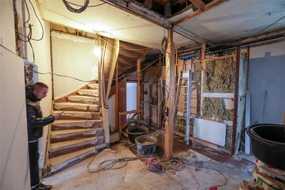 Der Innenausbau für die Hotelzimmer im ersten Obergeschoss läuft.
