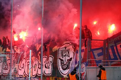 Chaoten im Rostocker Fanblock zündeten Bengalos.
