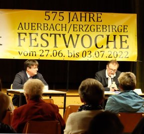 Bürgermeister Horst Kretzschmann (links) informierte über die Abwicklung der WGA, Gemeinderat Dieter Herold zur 2022 geplanten Festwoche.