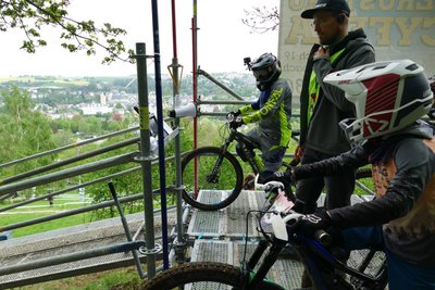 Vom weit oben gelegenen Start aus bietet sich ein herrlicher Ausblick auf die Motorradstadt.