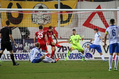 Soufian Benyamina (Rostock) schießt das 2:0.