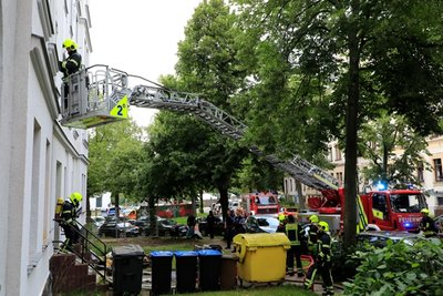 Ein älteres Ehepaar wurde nach einem Wohnungsbrand in ein Krankenhaus gebracht.