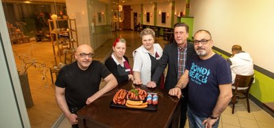 Centermanager Holger Kappei (2. von rechts) mit den Mietern Mohamad Almaani, Daniela Forster, Birgit Kilian und Cino Gökcen (von links). Im Hintergrund ist die Farbgestaltung zu sehen, die neuen Möbel sind bestellt. 