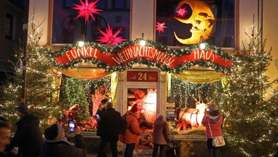 Verbreiteten zur Adventszeit in Glauchau eine fantastische Atmosphäre: die Funkelfenster am Weihnachtsmannhaus. Die spektakuläre Aktion war in Zusammenarbeit mit dem Helmnot-Theater aus Lichtenstein entstanden. 
