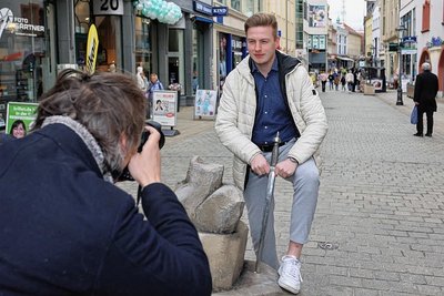 Das Theater Plauen-Zwickau um Fotograf André Leischner und Marketing-Team fährt eine besondere Werbekampagne, um ihr Bühnenstück "Artus - Excalibur" zu bewerben: Auch "Freie Presse"-Volontär Paul Steinbach versuchte, das "Excalibur"-Schwert aus einem Stein zu ziehen. 