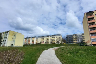 Auf dieser jetzigen Freifläche zwischen den beiden Wohnhäusern an der Sachsenfelder Straße stand bis 2024 noch ein Haus. Betroffen von der Verstopfung war das im Bild linke Wohngebäude.