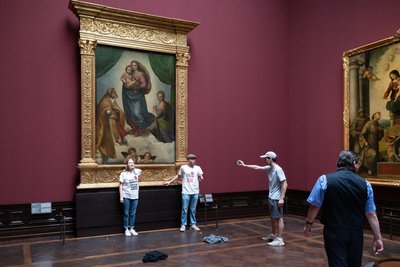 Dresden, Ende August 2022: Zwei Aktivisten der „Letzten Generation“ stehen in der Gemäldegalerie Alte Meister an dem Gemälde „Sixtinische Madonna“ von Raffael.