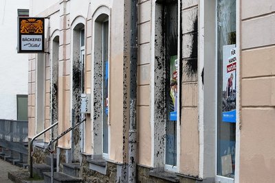 Die Fassade ist mit Teer beschmiert, die Fenster des AfD-Büros in Schwarzenberg sind mit Wahlplakaten provisorisch abgeklebt. 