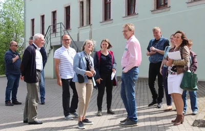 Der Rundgang führte die Teilnehmer vorbei an der ehemaligen Bürgerschule, unter ihnen Bürgermeisterin Silke Franzl (Bildmitte v. l.) und Bauamtsleiterin Iris Schmidt, rechts Yvonne Sickel.