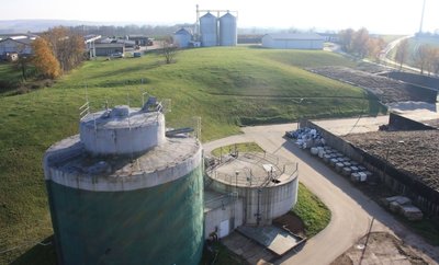 Mit der Biogasanlage (vorn) wird ein Generator betrieben. Die Abwärme der Anlage wird zum Trocknen des Getreides in den Silos im Hintergrund genutzt.