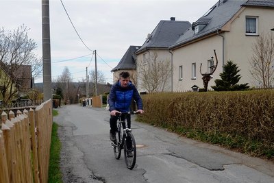 Der Schönecker Weg gehört zu den Straßenbauvorhaben der Gemeinde. Er hat eine Sanierung unübersehbar nötig.