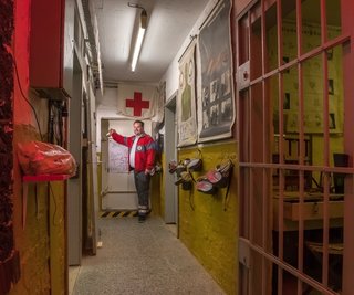 Silvio Finger, ehrenamtlich beim DRK-Kreisverband Mittleres Erzgebirge aktiv, steht an einer der schweren Stahltüren, durch die man Zutritt zum Bunker hat. Dieser besteht aus dicken Betonwänden und befindet sich unter der Erde. 