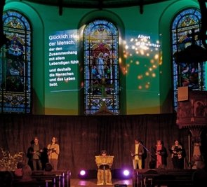 Zum Passionsspiel in der Christophorikirche in Hohenstein-Ernstthal war der Innenraum des Gebäudes bunt beleuchtet.