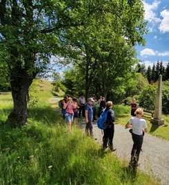 Wandern mit Jana Kowarik (2. v. r.) macht Laune. Doch vor der von ihr geleiteten Kulinarik-Tour, für die sich im Gegensatz zu vielen anderen angemeldet werden muss, haben sich die Teilnehmer am 21. Mai auf 10 Kilometern den Hunger zu erarbeiten. Dafür dürften die Ausblicke und später das Drei-Gänge-Menü entschädigen. 