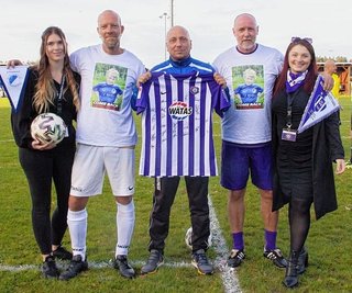 Vor dem Anstoß: Von links Tine Luderer, Kapitän Henry Holzmüller, Michael Will (alle Rebesgrün), sowie Udo Tautenhahn und Sabrina Trzarnowski (Erzgebirge Aue). 