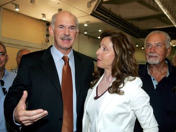 Im Jahr 2007 Ausflug in die Politik: Vicky Leandros hier zusammen mit George Papandreou von den griechischen Sozialisten der Pasok.