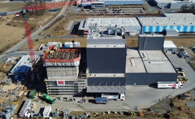 Die Großbaustelle in Oberlosa aus der Luft: Die Rubinmühle mit dem bisherigen Betriebsgebäude (rechts) und dem Erweiterungsbau. Ganz links ist der Neubau des Verwaltungsgebäudes zu sehen. 