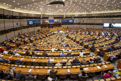 Die Abgeordneten des Europa-Parlaments sind im Plenarsaal in Brüssel zu einer Sitzung zusammengekommen. Weiterer Tagungsort des Parlament ist das französische Straßburg.