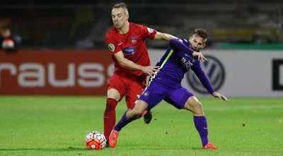 Ex-Veilchen Arne Feick, Torschütze zum 1:0 für die Gäste (links), und Simon Skarlatidis im Zweikampf.