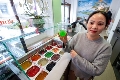 Fruchtige Geleekugeln könne Kunden nach Belieben in ihren Bubble Tea wählen.