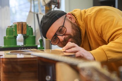 Florian Schwarze baut und repariert Gitarren im „Werkraum Lichtenau“.
