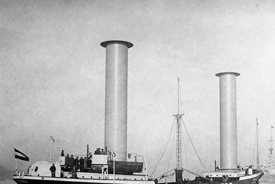 Das Pilotprojekt: Der Dreimastschoner Buckau wurde 1924 als erstes Schiff mit Flettner-Rotoren ausgestattet. Er erwies sich als hochseetauglich und sorgte überall dort, wo er anlegte, für Aufsehen. 