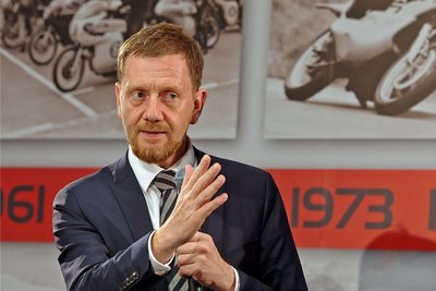 Bei der CDU-Regionalkonferenz am Sachsenring am Mittwoch in Hohenstein-Ernstthal: Sachsens Ministerpräsident Michael Kretschmer diskutiert über das Autoland Sachsen und die Mobilität von morgen. 