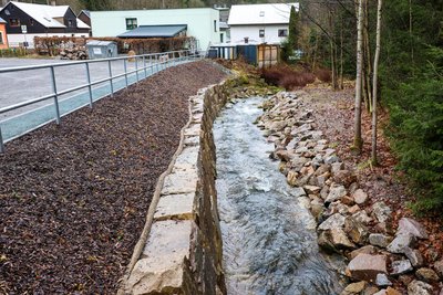 Die Arbeiten zur Beseitigung des Hochwasserschadens am Dorfbach in Schönheide sind beendet.