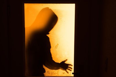An der Dörfelstraße in Olbernhau hebelten die Täter ein Fenster auf (Symbolbild).