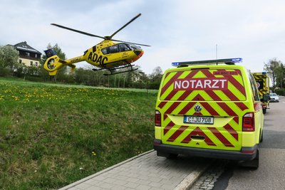 Der Biker wurde so schwer verletzt, dass er mit einem Rettungshubschrauber ins Krankenhaus geflogen werden musste.