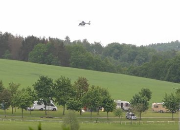 Ein Hubschrauber unterstützte die Suche nach einer vermissten Person.