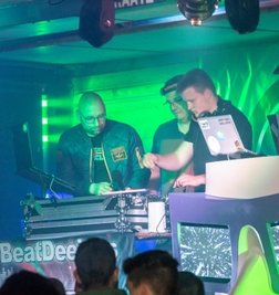 Mit dabei waren das DJ-Team Toast Hawaii und Beat Deejays. 