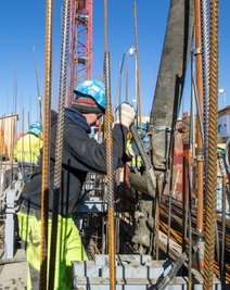 Die Silos entstehen derzeit im sogenannten Gleitschalungsverfahren unter ständiger Betonzufuhr.