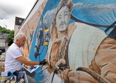 Seine wichtigsten Sprühdosen hat Jens Tasso Müller stets bei der Hand: Auf 170Quadratmetern schafft der Graffiti-Künstler aus Meerane im Lichtensteiner "Schloss-Center" ein großes Gemälde. Persönlichkeiten aus der Vergangenheit werden darauf zum Einkaufen geschickt.
