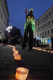 Und nicht nur am Boden leuchtet es.