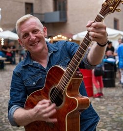 Sänger Bernd Birbils, der sich gut gelaunt vor dem ersten Livekonzert auf dem Schlosshof zeigt. 