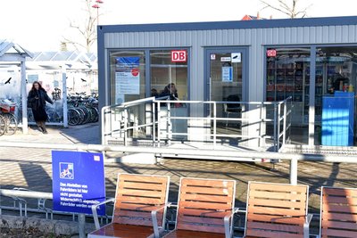 Das provisorische Reisezentrum der Deutschen Bahn am Bahnhof in Freiberg. Geöffnet ist es laut Aushang montags bis freitags von 8.30 bis 12.30 Uhr sowie von 13 bis 17.30 Uhr; am Wochenende ist geschlossen.