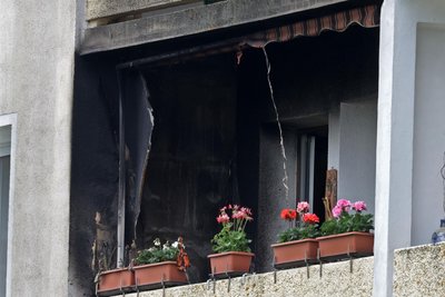 Deutlich zu sehen: Die Spuren des Brandes am betroffenen Balkon.