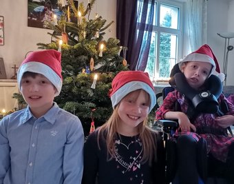 Für Aaron, Rahel und Deborah (v.l.) verläuft Weihnachten anders als geplant. Aber das Wichtigste: Sie werden als Familie zusammen sein.