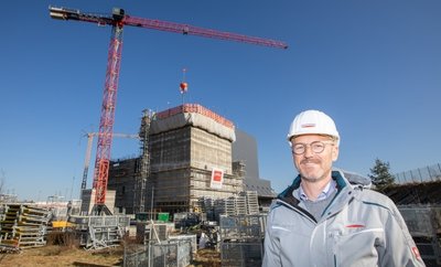 Unternehmensinhaber Christopher Rubin vor dem 20-Millionen-Euro-Neubau in Oberlosa: Bei dem Vorhaben handelt es sich um die größte Wirtschaftsinvestition im Vogtlandkreis in diesem Jahr. 