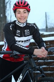 Natalie Kaufmann aus Zwönitz startet neuerdings im Trikot des Mountainbiketeams Stevens, vertritt aber auch die Farben ihres Heimatvereins aus Schwarzenberg weiterhin. 