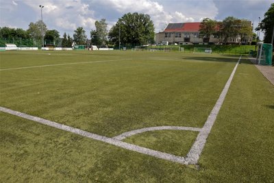 Der Kunstrasen auf dem Sportplatz soll saniert werden. Dann kommt Quarzsand statt Granulat zwischen die Kunststofffasern.