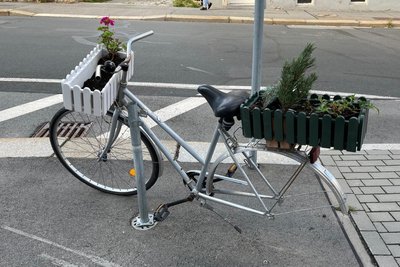 Von diesem Blumenfahrrad auf der Freiberger Bahnhofstraße wurde das Hinterrad entwendet.