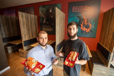 Anime- und Sushifans Magomed-Rasul Amerkhanov (links) und Küchenchef Salah Shamsadov im „Shamsa Sushi“ auf der Neundorfer Straße.