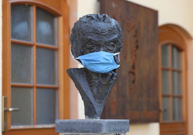 Diese Plastik von Heinz Tetzner in Gersdorf geht mit der Zeit.