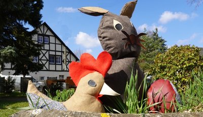 Auf dem Dorfplatz in Schneckengrün wurde originell eine Schale zum Fest mit Hase und Henne geschmückt.
