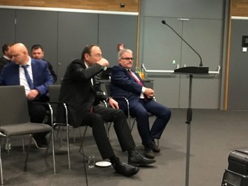 Frank Vogel (r.), Landrat a.D. bei der Kreistagssitzung.