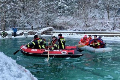 Im Raschauer Freibad trat die Feuerwehr im Schlauchbootwettrennen gegen die Wasserwacht an. 