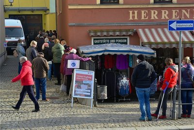 In der Warteschlange für die Impfung im Festsaal "Goldener Löwe" in Hainichen standen zeitweise bis zu 100 Leute.